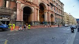 Calcinacci giù dalla Galleria Principe di Napoli, interdetta intera facciata