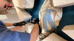 Droga nascosta negli “altarini” votivi, scatta il blitz