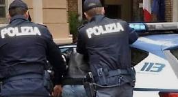 Minaccia e rapina gli assistenti sociali: arrestato
