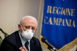 Coronavirus in Campania, De Luca: «Obbligo di carta d'identità per chi va al ristorante»