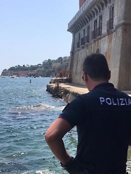Uomo nudo tra i bagnanti, arrestato a Posillipo