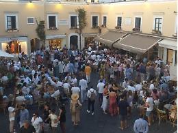 Capri, prorogato obbligo di mascherina all'aperto fino al 15 settembre