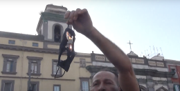 Protesta No green pass a Napoli, mascherine bruciate: tensione in piazza