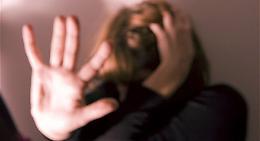 Pomigliano, aggredisce la moglie e i poliziotti: arrestato