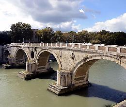 Roma: ubriaco infastidisce passanti e per sfuggire all'arresto si tuffa nel Tevere, in manette