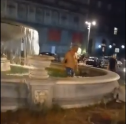 Turista fa il bagno nella fontana del carciofo