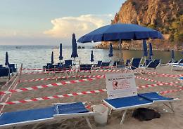 Nido di tartarughe marine in spiaggia a Ischia