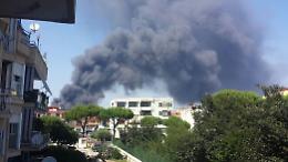 Mega-incendio a Giugliano, in fiamme 300 veicoli del deposito giudiziario: scoppiano serbatoi