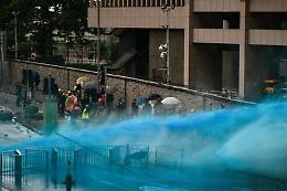 Hong Kong, polizia lancia lacrimogeni contro manifestanti