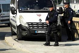 Lione, attacco con coltello e spiedo: un morto e nove feriti