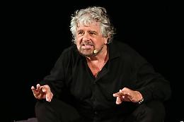 «Parlate di poltrone, sono esausto»: bacchettata di Grillo