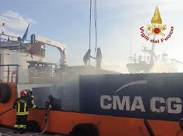 Crotone, esplosione e incendio in rimorchiatore: 3 morti
