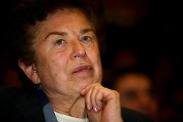 Sul web la notizia della morte di Rosa Russo Iervolino, la famiglia: «Sta bene e vi saluta tutti»