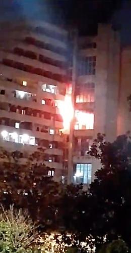 Scampia, incendio nella notte alla Vela Rossa