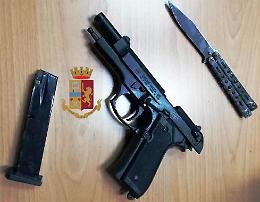 Sullo scooter non si fermano all'alt, uno era ricercato: arrestato