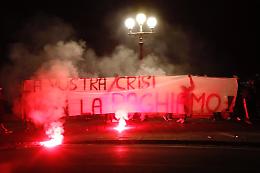 Covid a Napoli, centri sociali in corteo sul Lungomare