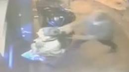 Ragazza trascinata durante rapina: fermato un uomo
