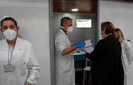 In Campania De Luca conferma l'obbligo di mascherina negli ospedali