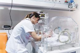 Terapie intensive neonatali, la Sin: aprirle anche ai lattanti critici