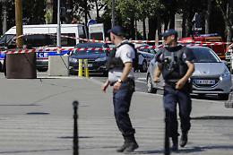 Parigi, donna urla "Allah Akbar" e minaccia di "far saltare tutto": polizia le spara