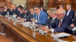 Campi Flegrei, sindaci: «Resta allerta gialla, no allarmismi»