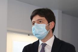 Speranza: «Dopo l'Epifania il coprifuoco resterà, ancora troppi casi e morti»