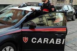 Fiamme in un palazzo, carabinieri salvano donna sulla sedia a rotelle