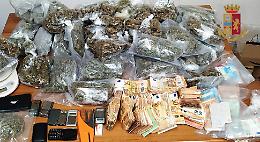 Sequestrati 4 chili di droga e 87.350 euro: donna arrestata, denunciato l’ex compagno