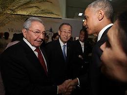 Panama, storica stretta di mano tra Obama e Raul Castro