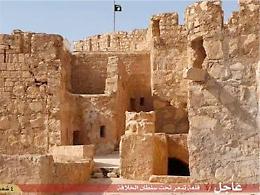 Bandiera nera dell'Isis sulle rovine di Palmira