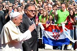 Il Papa a Sarajevo: «Basta con urla fanatiche <br>e di odio»
