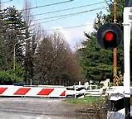 Bus attraversa binari, tragedia sfiorata