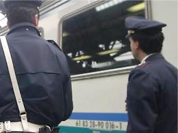 Minacciano di morte capotreno e picchiano passeggero 