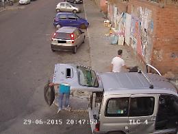 Pozzuoli, gettano rifiuti davanti all'isola ecologica: filmati e denunciati