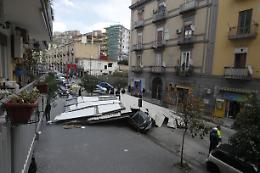 Napoli, dopo le frane arriva il vento forte: tragedie sfiorate a via Consalvo e Santa Lucia
