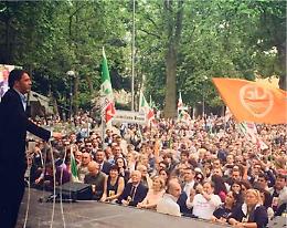 Bologna, Renzi contestato alla festa dell'Unità