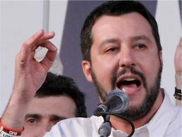 Salvini contestato, un ferito negli scontri tra antagonisti e polizia