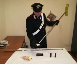 Nasconde droga nei manici di scopa: arrestato