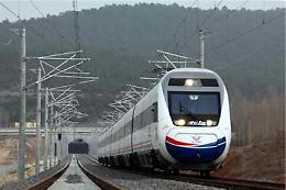 Austria, treno travolge auto: <br>cinque morti <br>fra cui tre bimbi