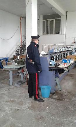 Qualiano, sigilli al laboratorio di vestiti “pezzottati”