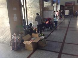 Migranti, tensione per lo sgombero a Ventimiglia. Alfano: «L'Europa faccia l'Europa»