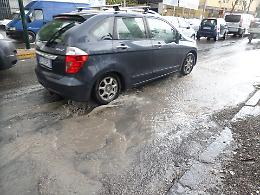 Via Don Bosco allagata. Le buche diventano laghetti