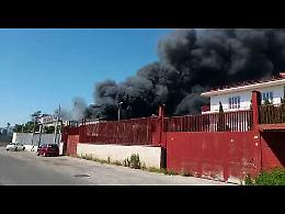Terribile rogo a San Vitaliano, capannoni in fiamme