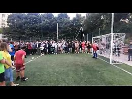 Conte gioca a calcio a Scampia
