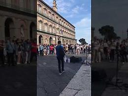 “Abbracciame", il coro in piazza Plebiscito