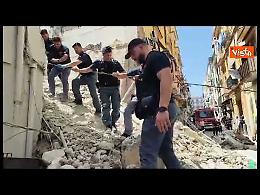 Crolla una palazzina abitata a Torre del Greco, estratte vive tre persone