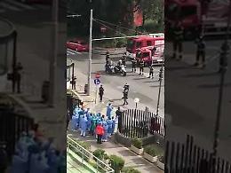 Coronavirus a Napoli, l'omaggio dei vigili del fuoco a medici e infermieri del Cardarelli