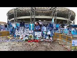 Maradona, pellegrinaggio continuo e selfie dei tifosi allo stadio
