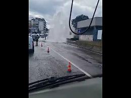 Salta condotta idrica al Rione Alto, scoppia il caos