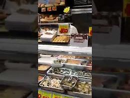 Topo nel bancone del supermercato